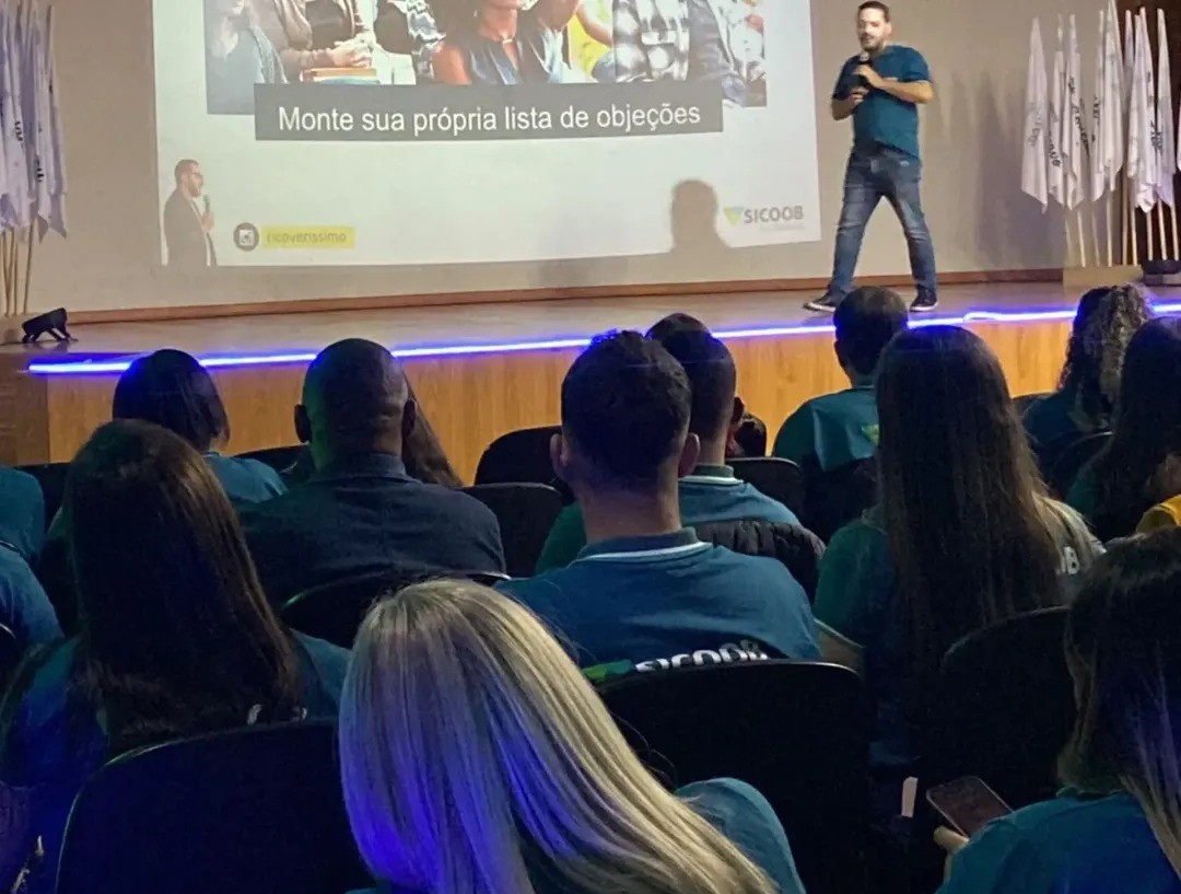 Ricardo Veríssimo conduzindo palestra em evento empresarial