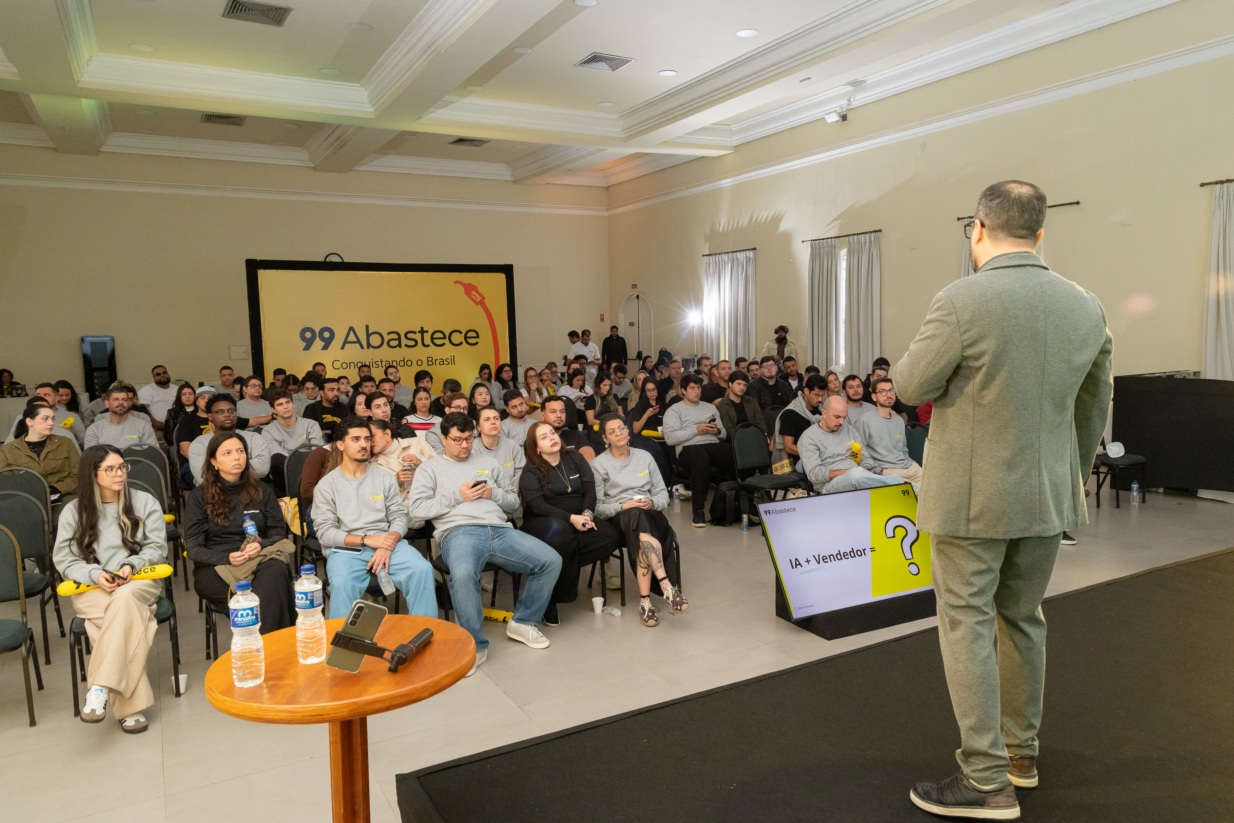 Ricardo Veríssimo durante a palestra de Vendas Inteligentes para a 99Abastece.