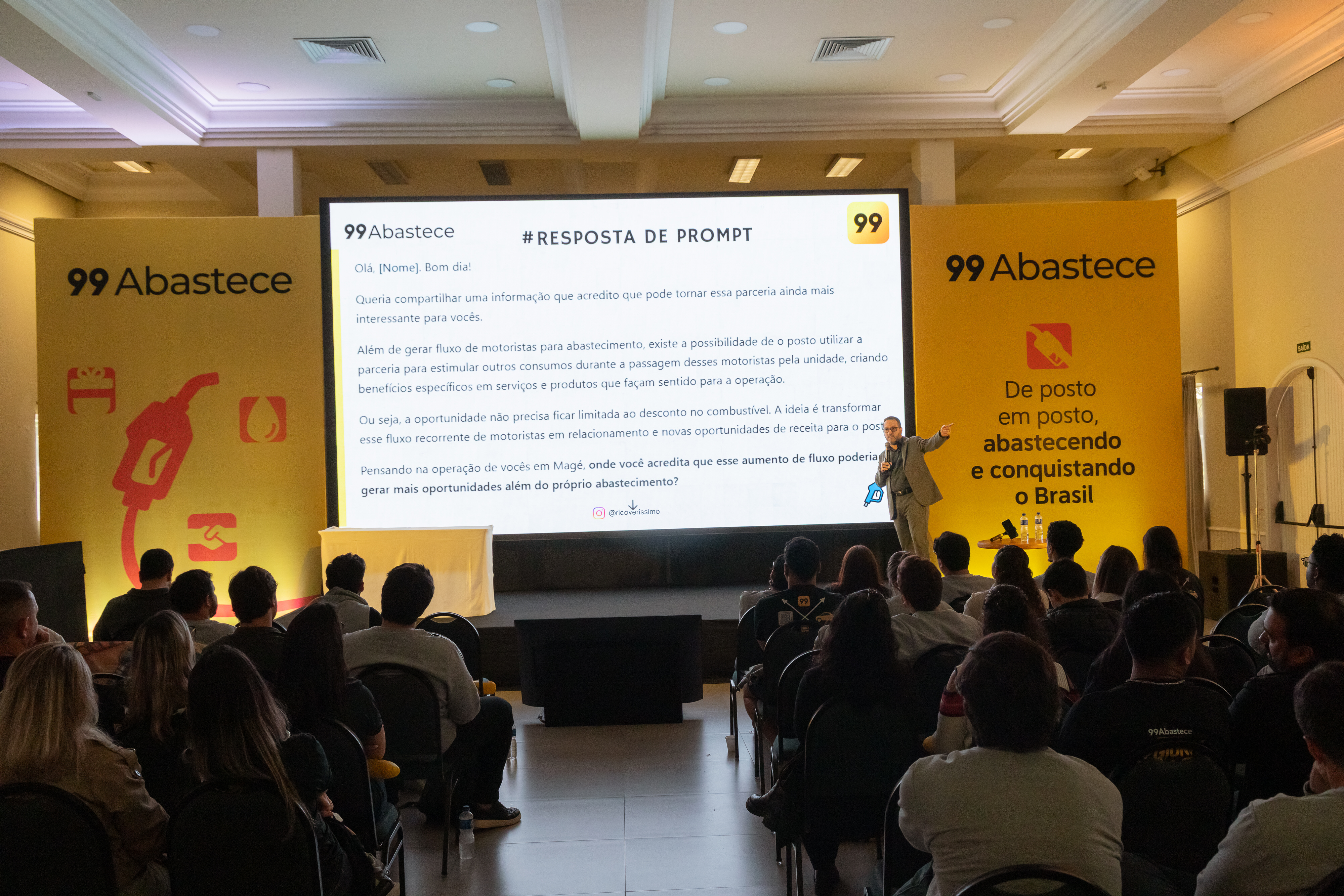 Ricardo Veríssimo durante a palestra de Vendas Inteligentes para a 99Abastece.