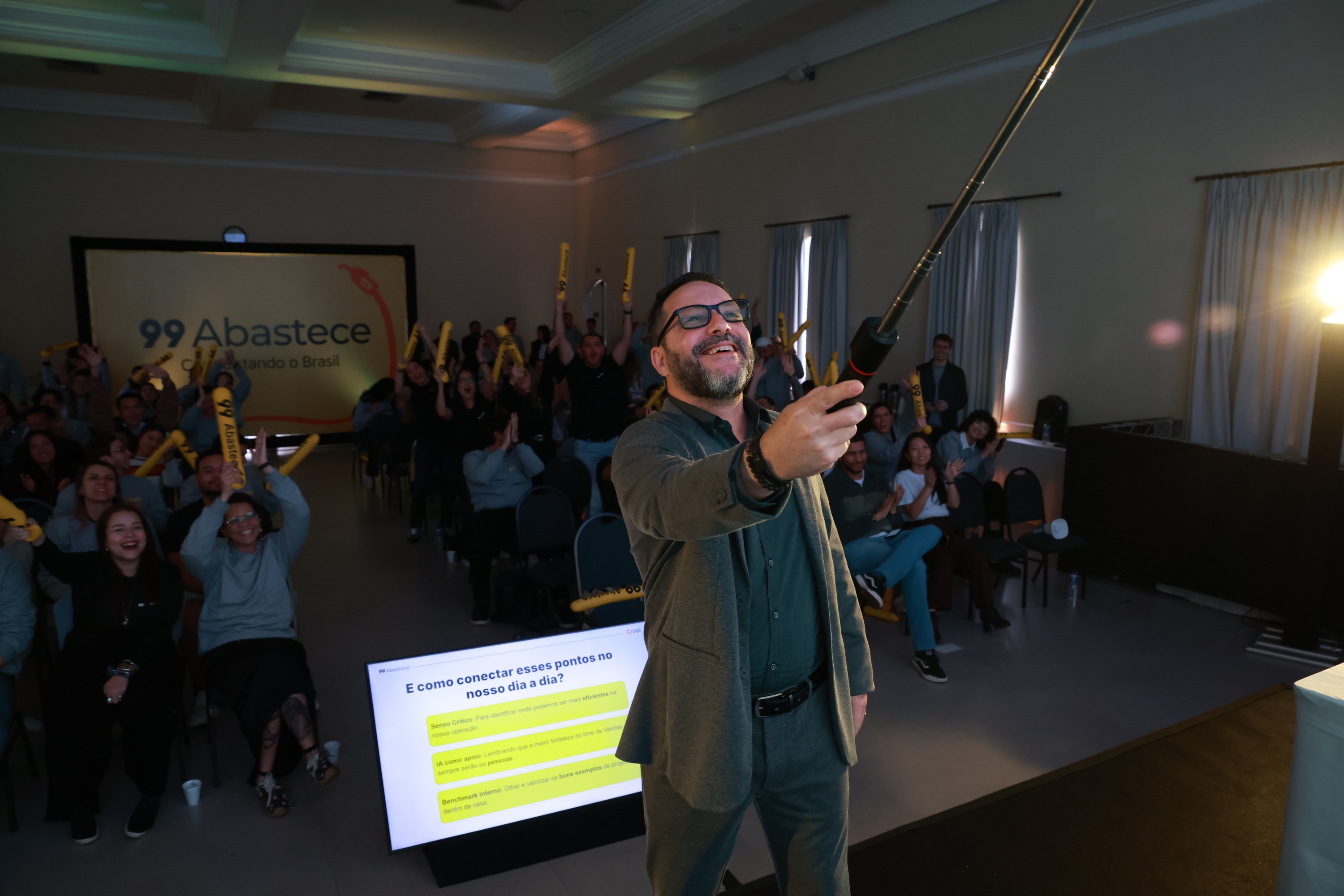 Ricardo Veríssimo Palestrante ministrando palestra de vendas com inteligência artificial para a 99 Abastece, empresa da plataforma 99, em Itu – SP.