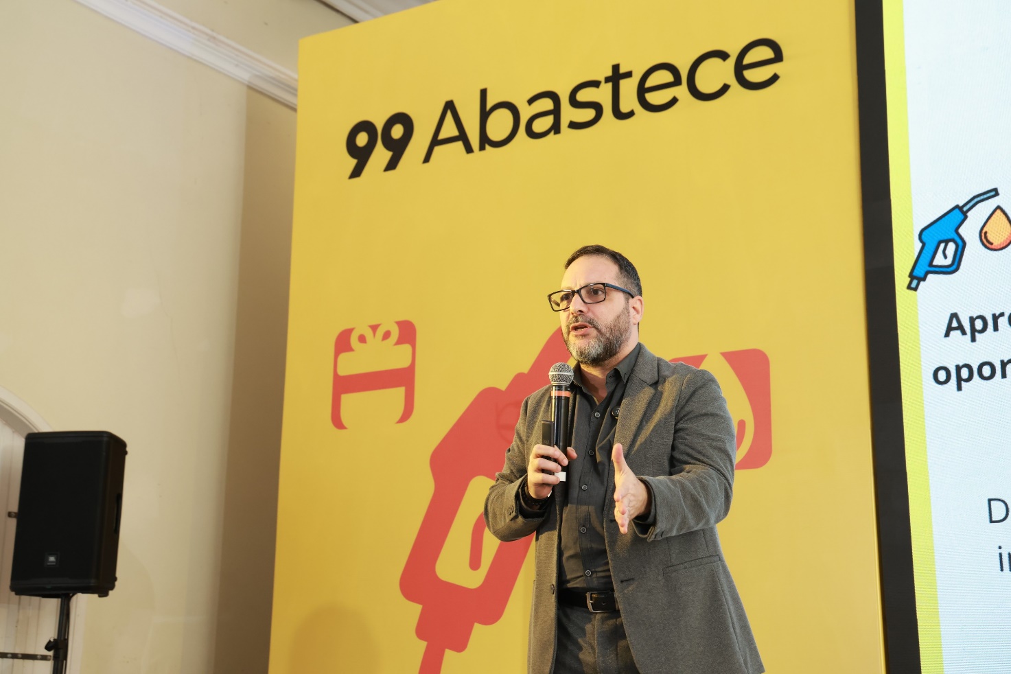 Ricardo Veríssimo Palestrante ministrando palestra de vendas com inteligência artificial para a 99 Abastece, empresa da plataforma 99, em Itu – SP.