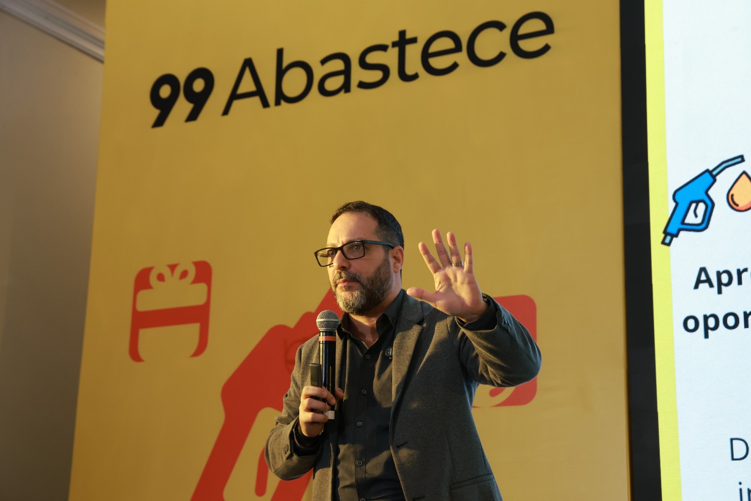 Ricardo Veríssimo ministrando palestra de vendas com Inteligência Artificial para a 99 Abastece, empresa da plataforma 99, em Itu (SP).