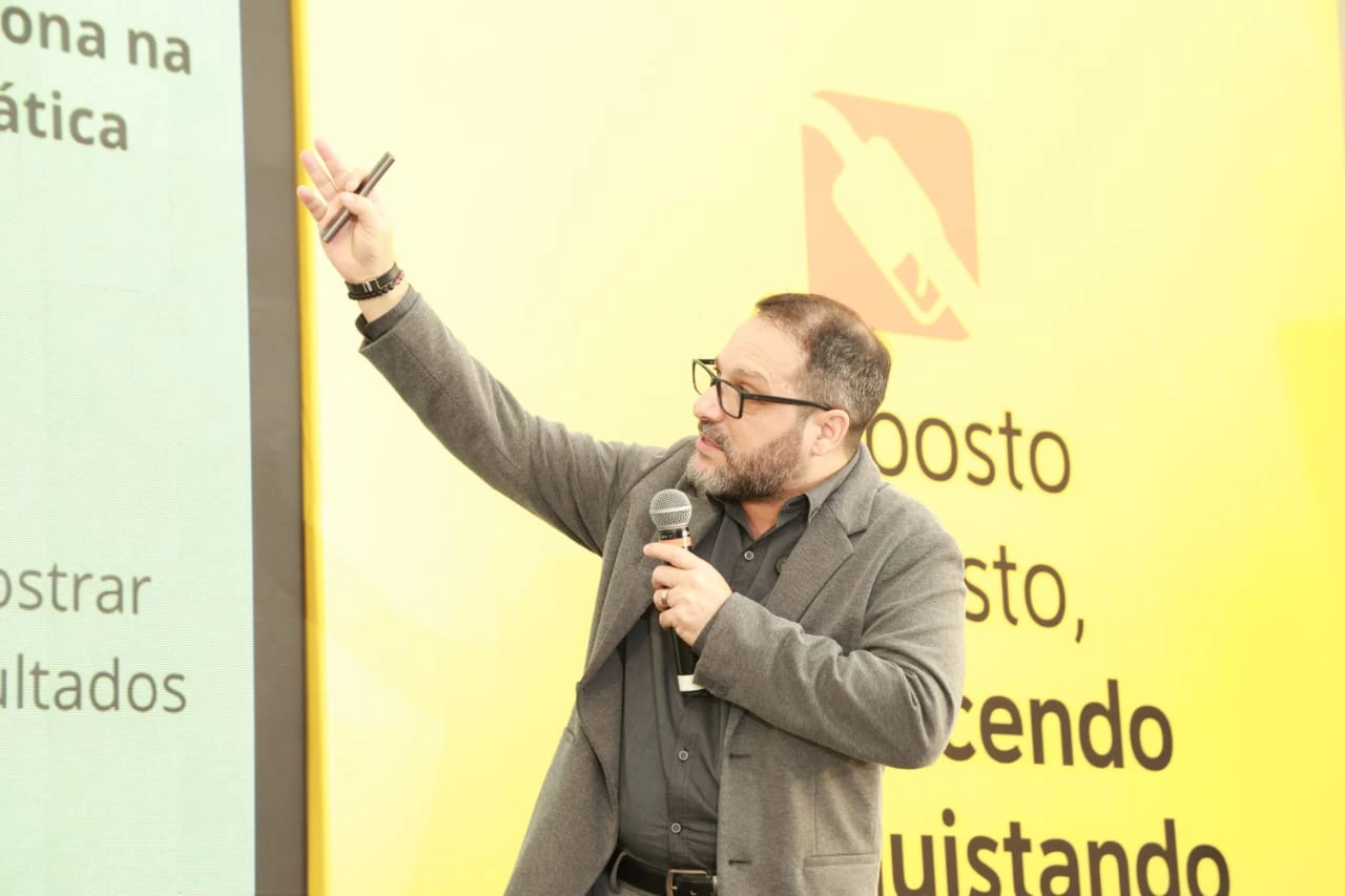 Ricardo Veríssimo interage com o público durante a palestra