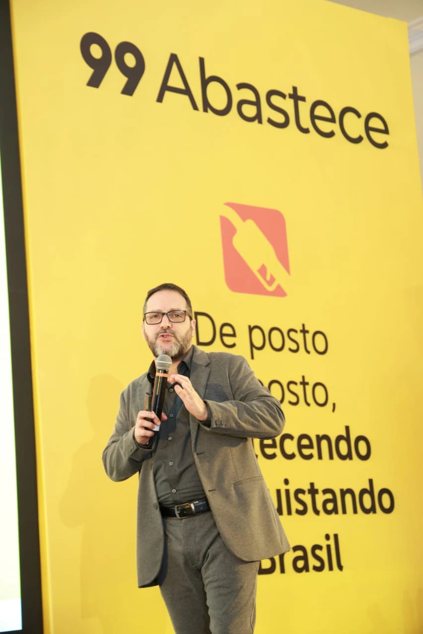Registro vertical de Ricardo Veríssimo na palestra