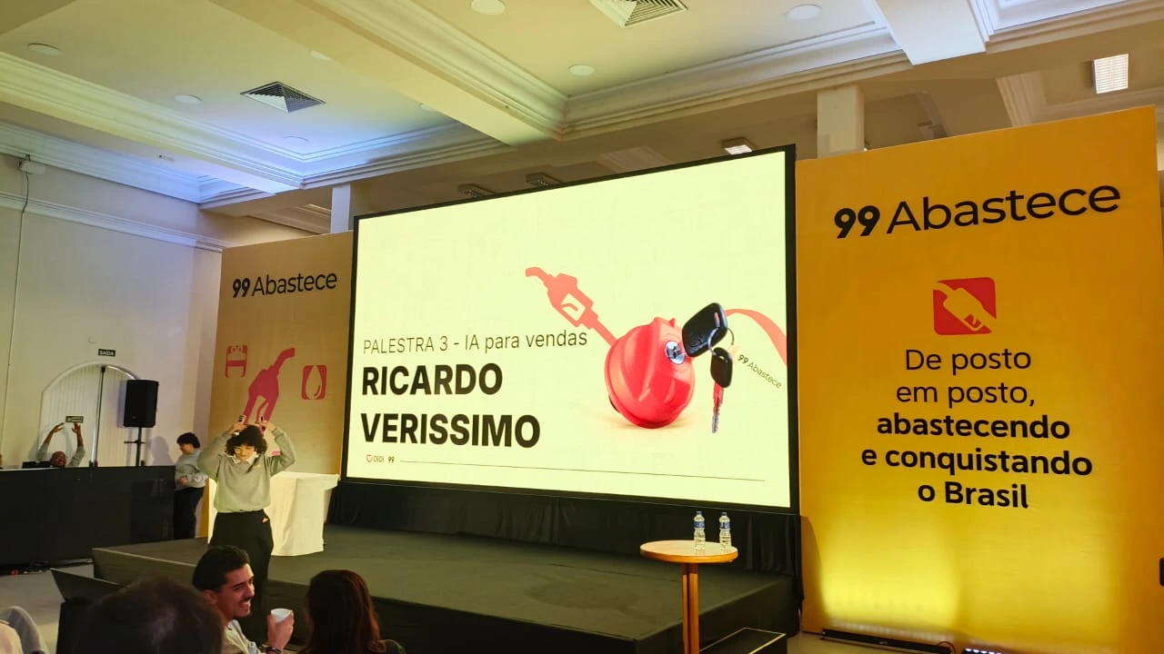 Telão anuncia Ricardo Veríssimo no evento da 99Abastece